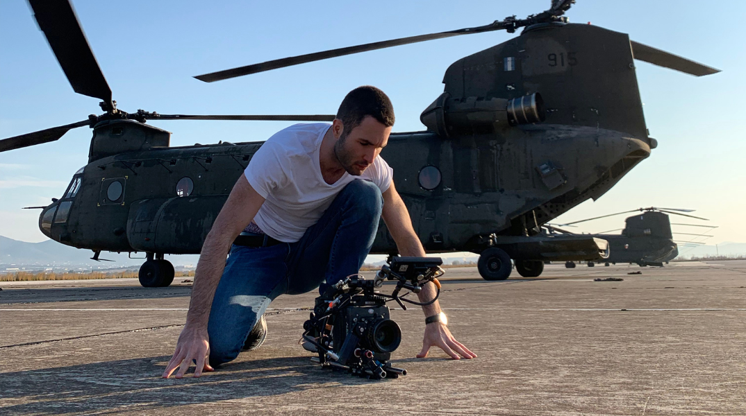άνδρας και ελικόπτερο