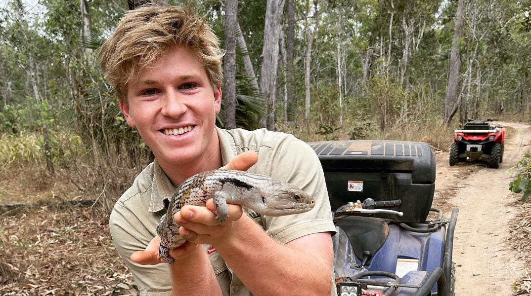 Ο Αυστραλός οικολόγος Robert Irwin που έσωσε τη μικρή σαύρα