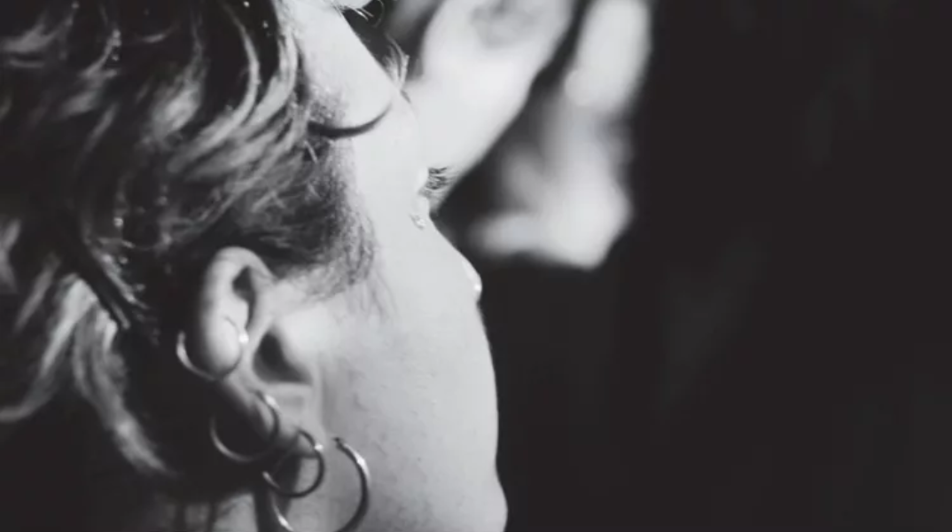 Ραπ ντίβες: Το φωτογραφικό πρότζεκτ παρατήρησης της χιπ χοπ κοινότητας της Σίλβιας Τσομπανάκη στην στην Εφημερίδα ATH