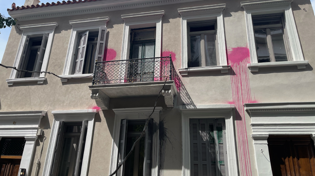 Εξάρχεια: Δεύτερη επίθεση με μπογιές στο νεοκλασικό της οδού Μπενάκη 98