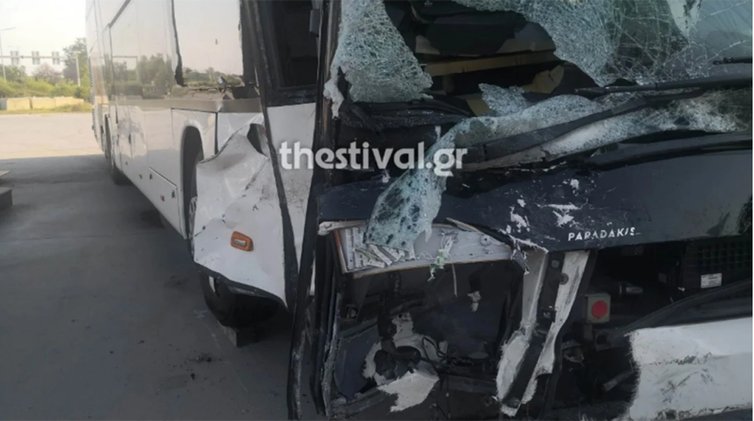 Τροχαίο δυστύχημα στον Πλαταμώνα - Κατεστραμμένο λεωφορείο