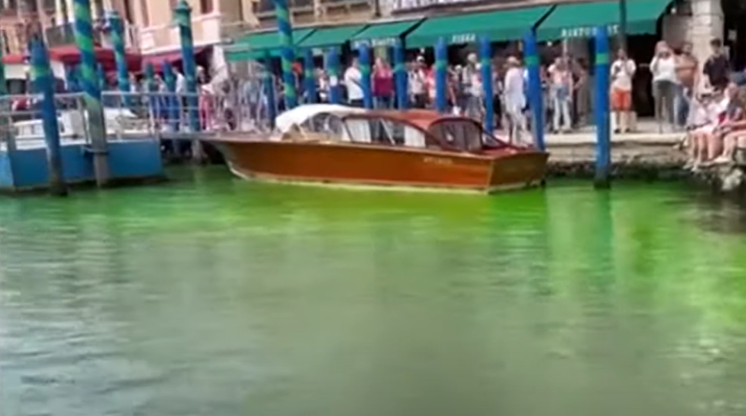 Πράσινο το Μεγάλο Κανάλι στη Βενετία