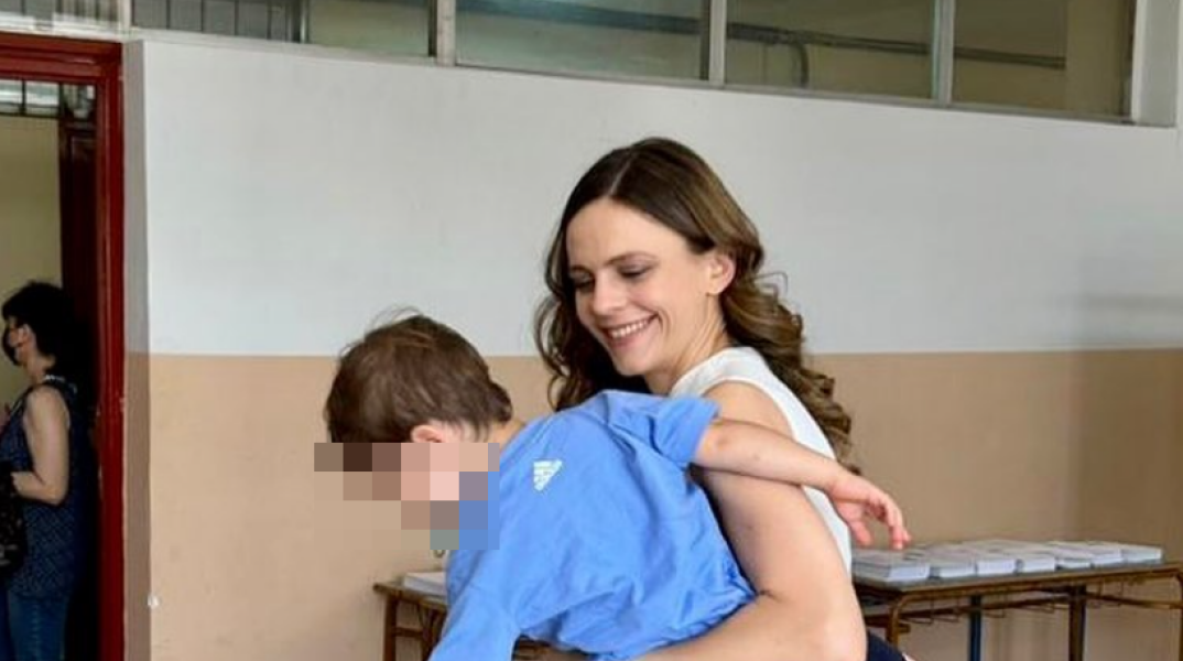 Η Έφη Αχτσιόγλου ψήφισε μαζί με τον γιο της