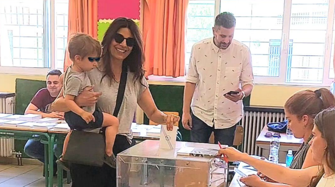 Η Πόπη Τσαπανίδου αγκαλιά με το πρώτο της εγγόνι