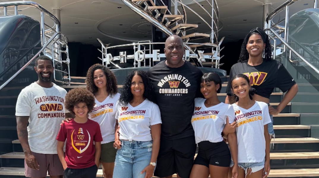   Η οικογένεια Μάτζικ Τζόνσον σε σκάφος για διακοπές στην Ελλάδα 