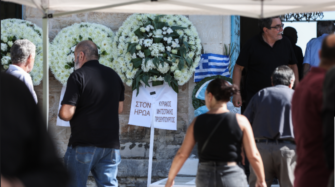 Αυτή την ώρα η κηδεία του σμηναγού Χρήστου Μουλά