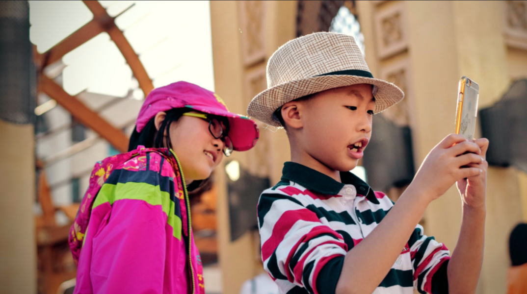 Παιδιά με κινητά 