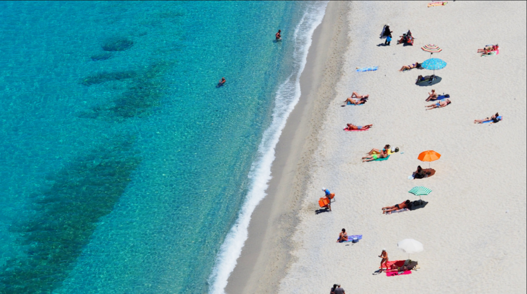 Λουόμενοι στην παραλία