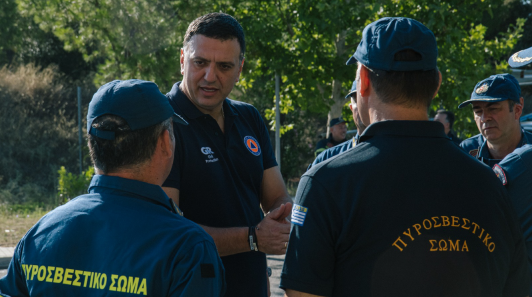 Ο Βασίλης Κικίλιας με τους πυροσβέστες