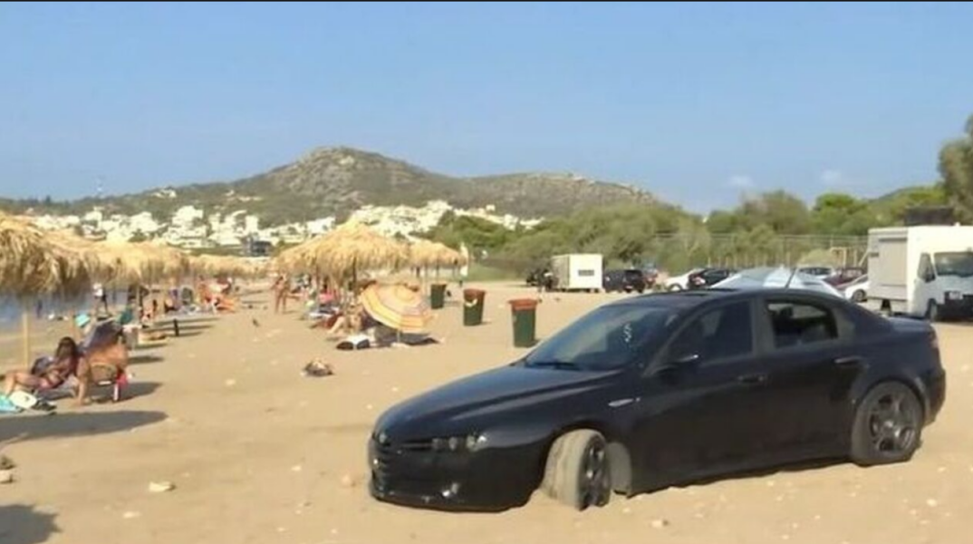 Οδηγός πάρκαρε το αυτοκίνητό του δίπλα στις ομπρέλες και τους λουόμενους