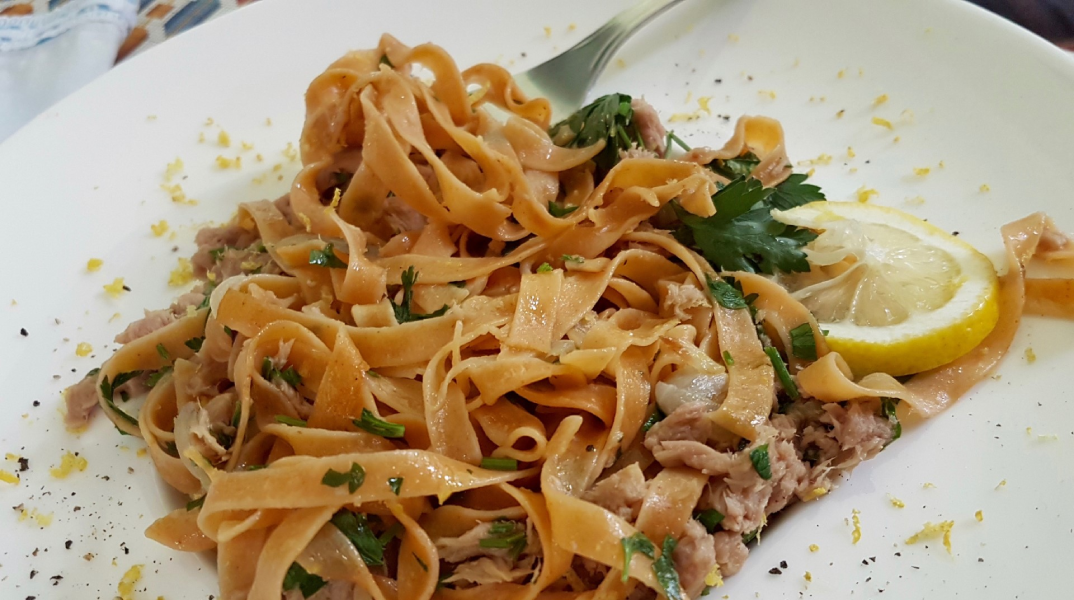 Μακαρονάδα με τόνο και άρωμα λεμόνι