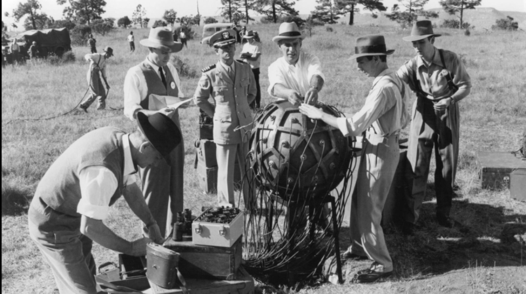 Συνομωσία της σκιάς: Η ταινία που σκηνοθέτησε ο Ρόλαντ Τζόφε το 1989 για τον Ρόμπερτ Οπενχάιμερ και την κατασκευή της ατομικής βόμβας