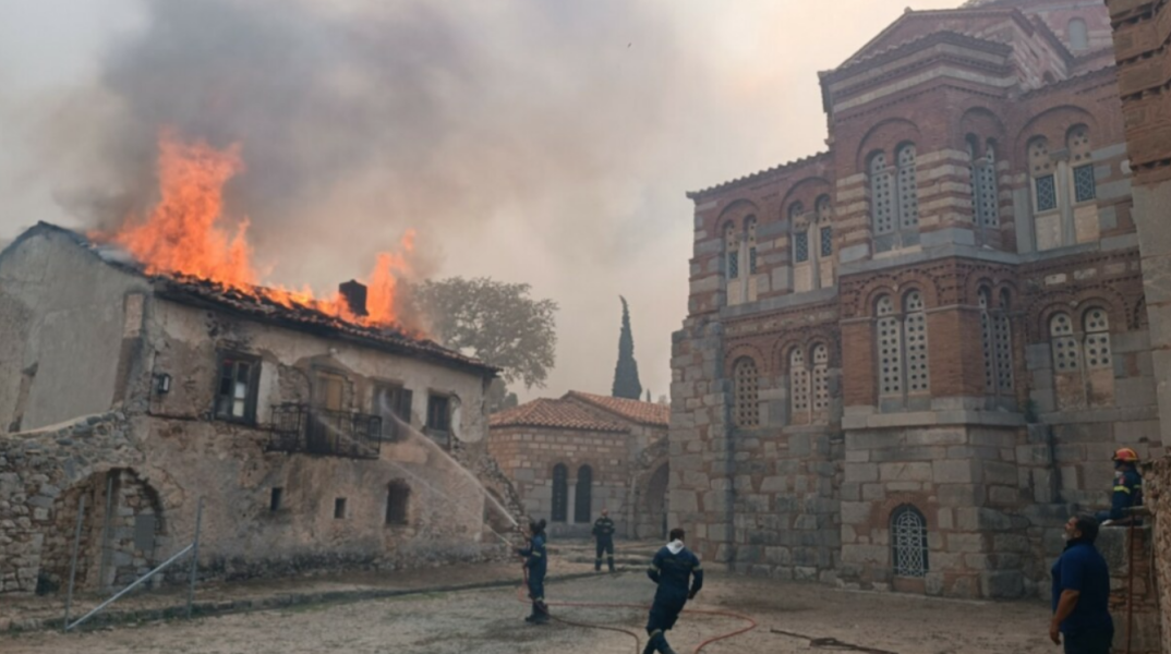 Καίγεται η ιστορική μονή του Οσίου Λουκά