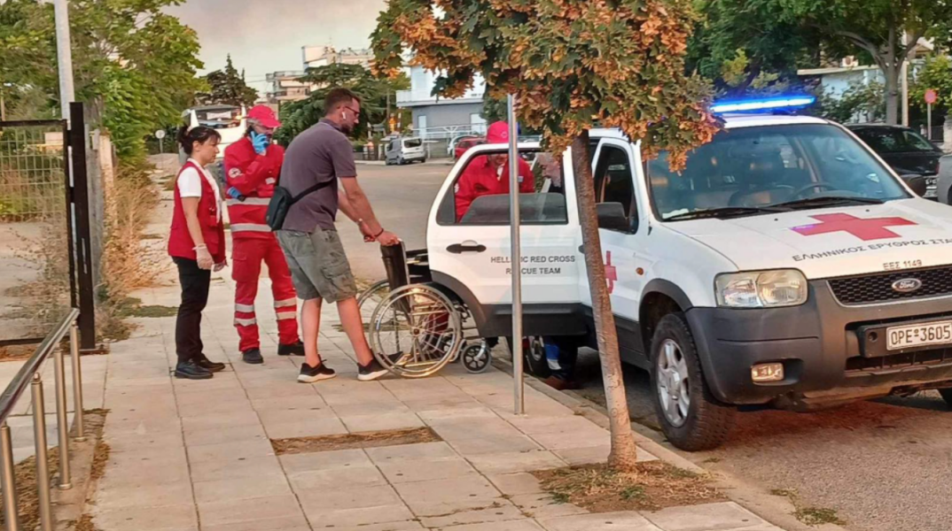 Οι εθελοντές του Ελληνικού Ερυθρού Σταυρού στις πυρόπληκτες περιοχές