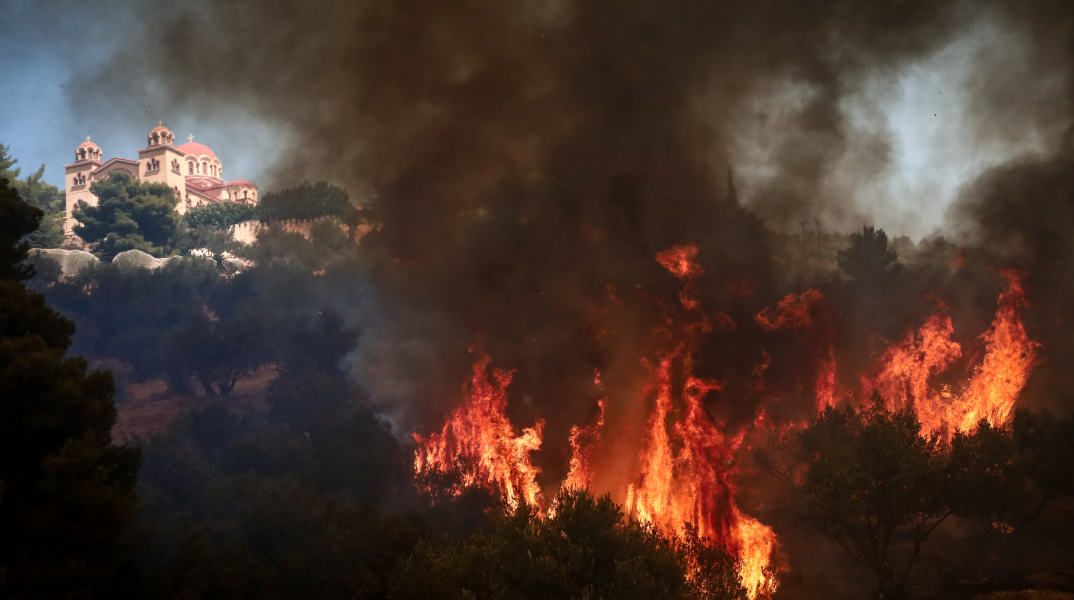 Πυρκαγιά στην Φυλή κοντά στην Ι.Μονή Κλειστών στου πρόποδες της Πάρνηθας