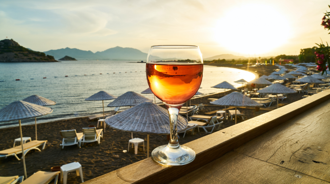 6 κρασιά και αποστάγματα με τη γεύση του Αιγαίου