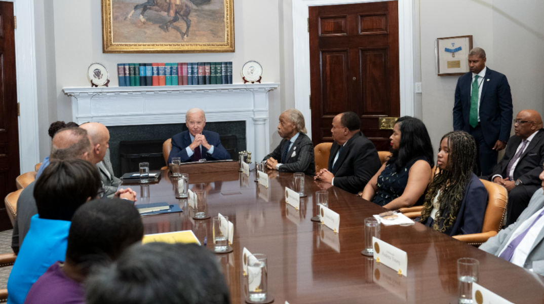 O Τζο Μπάιντεν δέχτηκε στο Λευκό Οίκο την οικογένεια του Μάρτιν Λούθερ Κινγκ