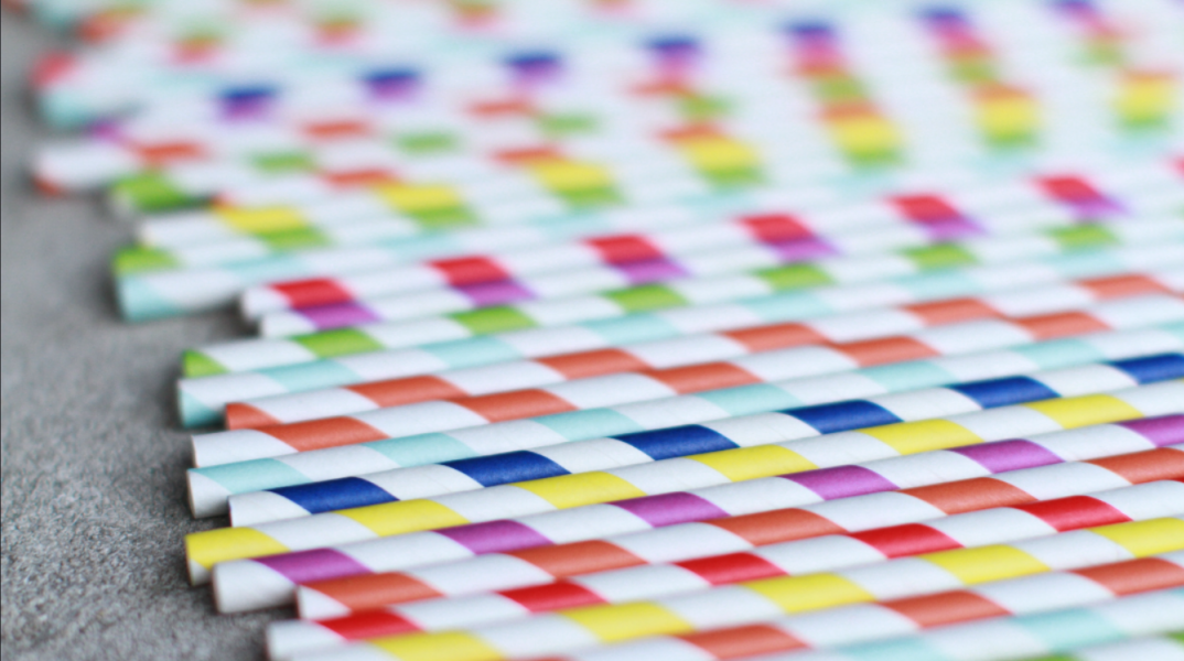 Χάρτινα καλαμάκια: Ασφαλής η χρήση τους για 10 με 20 λεπτά