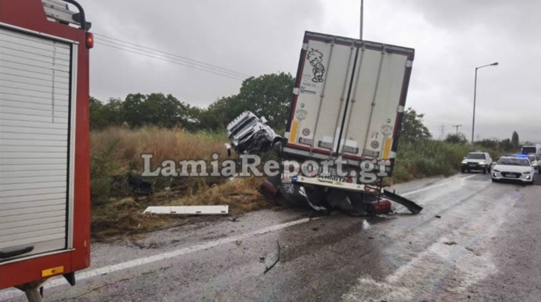 Νταλίκα «διέλυσε» δύο αυτοκίνητα στην Εθνική Οδό Λαμίας - Δομοκού, νεκρή η μια οδηγός