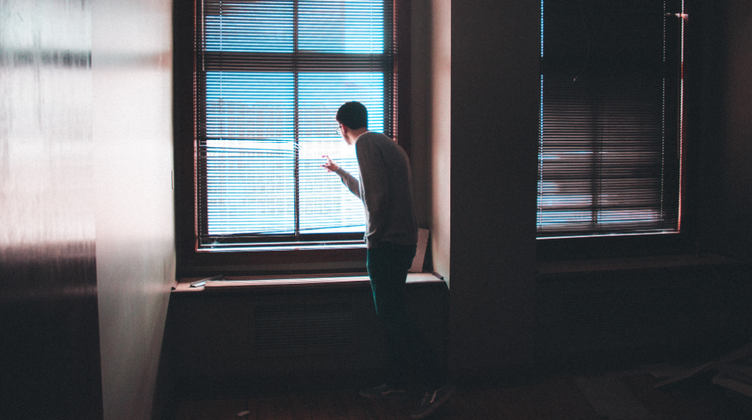 Σε ηλικία 30,7 ετών κατά μέσο όρο οι νέοι στην Ελλάδα εγκαταλείπουν το σπίτι των γονιών τους 