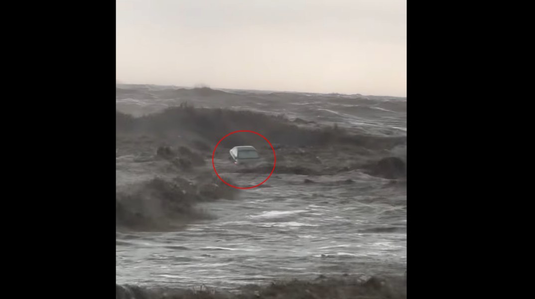 Κακοκαιρία Daniel στον Βόλο: Αυτοκίνητα παρασύρονται από τα ορμητικά νερά και καταλήγουν στον Βόλο