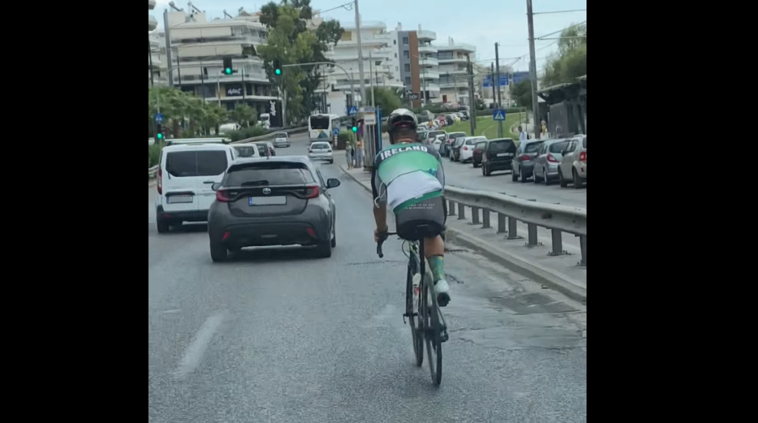 Ποδηλάτης με ένα πόδι οδηγεί στην Παραλιακή