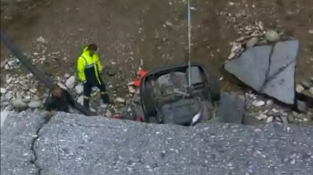 Όχημα έπεσε σε γέφυρα που κατέρρευσε