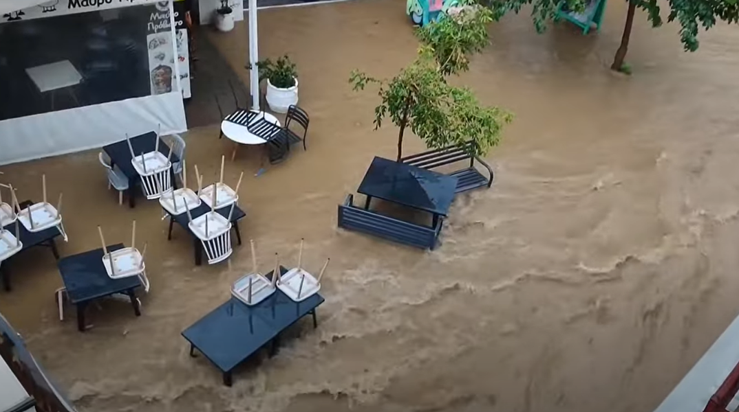 Πλημμυρισμένοι δρόμοι στη Σκιάθο και ορμητικά νερά που τρέχουν στους δρόμους