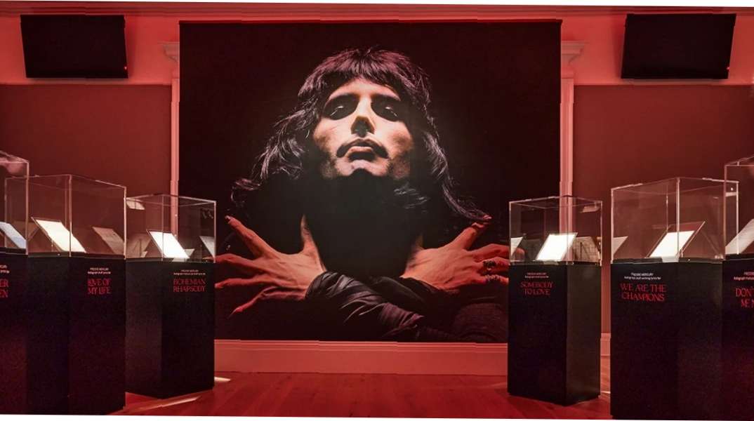 Φρέντι Μέρκιουρι: Αντιδράσεις για δημοπρασία αντικειμένων του τραγουδιστή των Queen από τον οίκο Sotheby’s - Χιλιάδες παρακολούθησαν την πώληση στο διαδίκτυο.