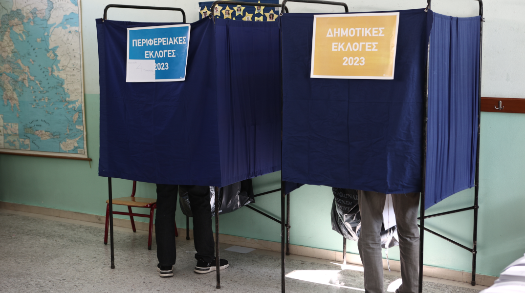 Στιγμιότυπο από την ψηφοφορία για τις δημοτικές και περιφερειακές εκλογές σε εκλογικό τμήμα της Αθήνας, Κυριακή 8 Οκτωβρίου 2023.