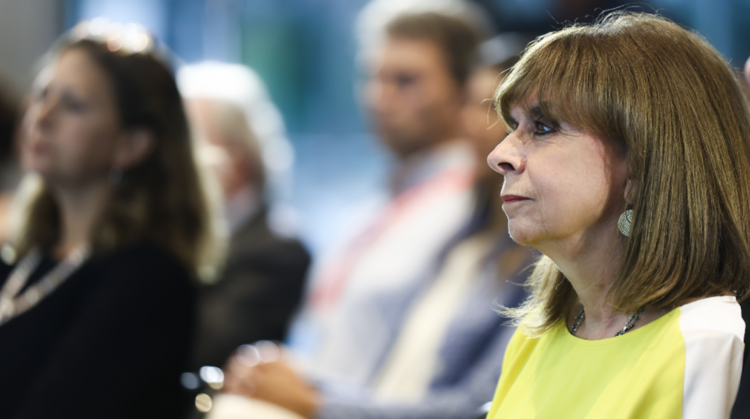 Ανάρτηση της ΠτΔ Κατερίνας Σακελλαροπούλου για την απονομή του Νόμπελ Ειρήνης στην Ιρανή Ναργκίς Μοχαμαντί