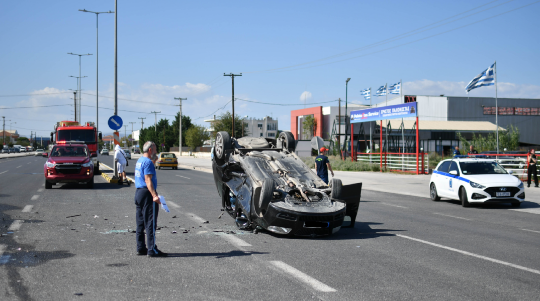 Ανετράπη αυτοκίνητο έπειτα από τροχαίο ατύχημα στην Λάρισα 