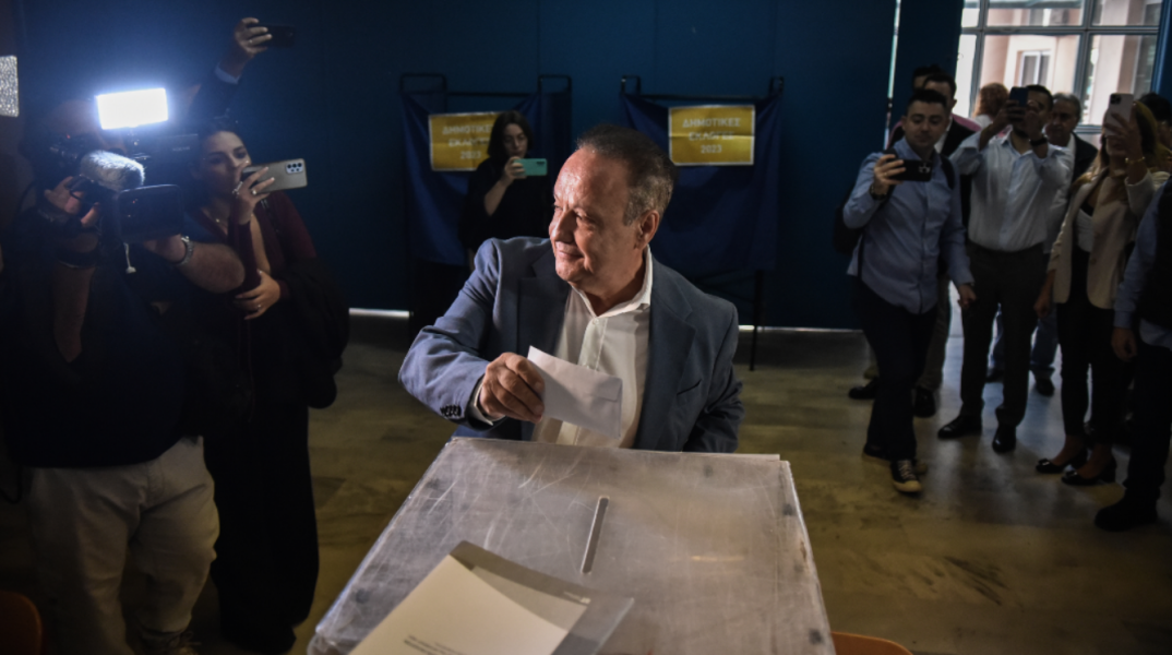 Ο Στέλιος Αγγελούδης ψήφισε στο 34ο Δημοτικό Σχολείο Θεσσαλονίκης