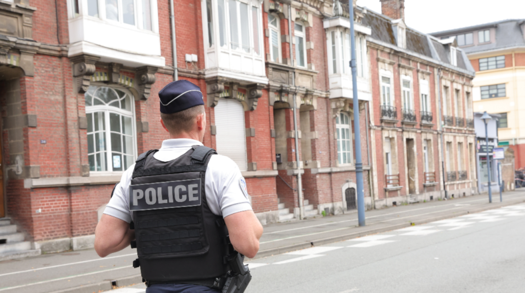 Γαλλία: Λήξη συναγερμού μετά την απειλή για βόμβα σε σχολείο - Είχε εκκενωθεί -  Καθηγητές και μαθητές άφηναν λουλούδια για τον νεκρό εκπαιδευτικό