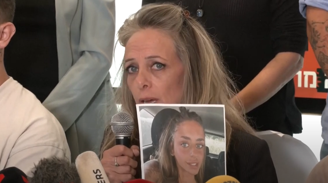 Η μητέρα της 21χρονης που βρίσκεται αιχμάλωτη από τη Χαμάς κρατά στα χέρια φωτογραφία της κόρης της και κάνει δηλώσεις στις κάμερες