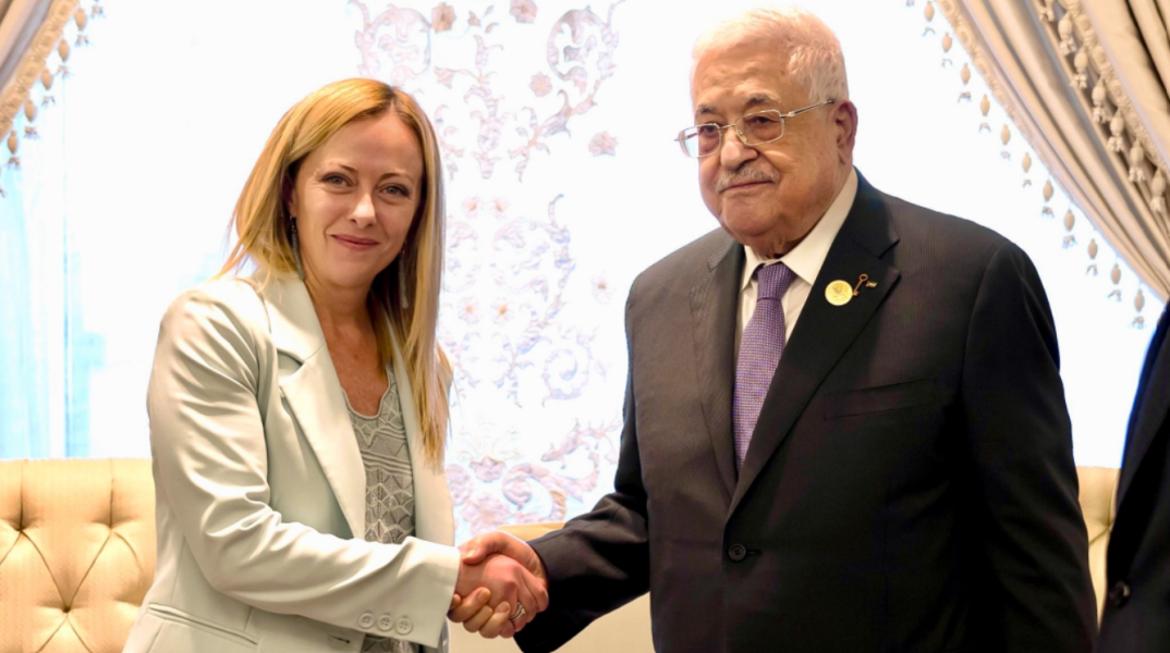 Στο περιθώριο της διεθνούςδιάσκεψης που οργανώθηκε στο Κάιρο, η Τζόρτζια Μελόνι είχε διμερή συνάντηση με τον Παλαιστίνιο Πρόεδρο Μαχμούντ Αμπάς