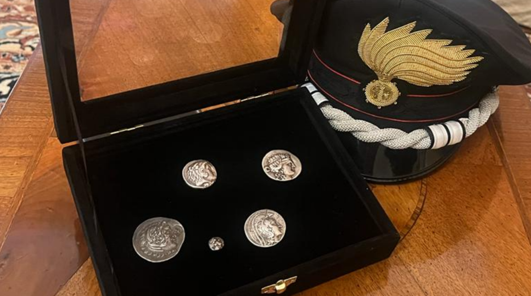 Aπεικονίζονται η Αθηνά και η γλαύκα, ο Μέγας Αλέξανδρος με «λεοντή», ο Δίας, ο Διόνυσος και ο Ηρακλής, ως προστάτης της Θάσου