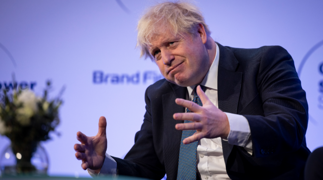 Ο Μπόρις Τζόνσον ρωτούσε επιστήμονες αν θα μπορούσε να «σκοτώσει» την Covid-19 με πιστολάκι μαλλιών