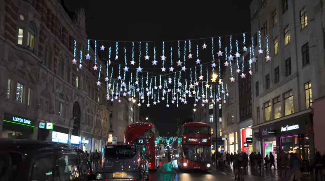 Χριστουγεννιάτικα αστέρια και λαμπιόνια στην Oxford Street του Λονδίνου
