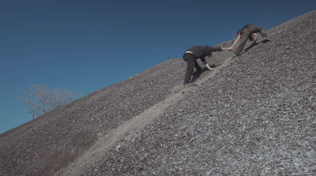 Το έργο της Ελένης Πανουκλιά "Ιάχη, ιαχή. Το πέρασμα", 2023. Περφόρμερ: Ειρήνη Μωραϊτέλλη και Σπύρος Ντόγκας