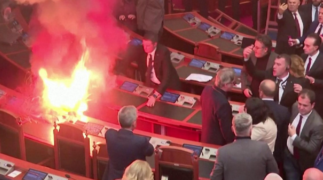 Φωτιά στα έδρανα του αλβανικού κοινοβουλίου