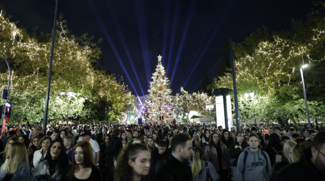 Φωταγωγήθηκε το χριστουγεννιάτικο δέντρο στην πλατεία Συντάγματος