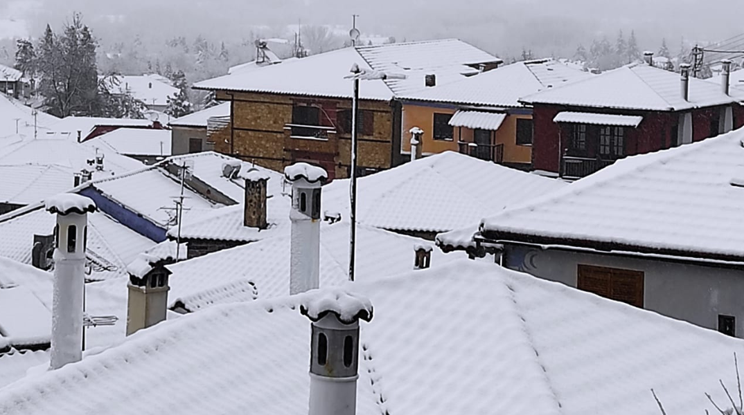 Χιόνια στην Αρναία Χαλκιδικής © Facebook/ Στέργιος Καραστέργιος