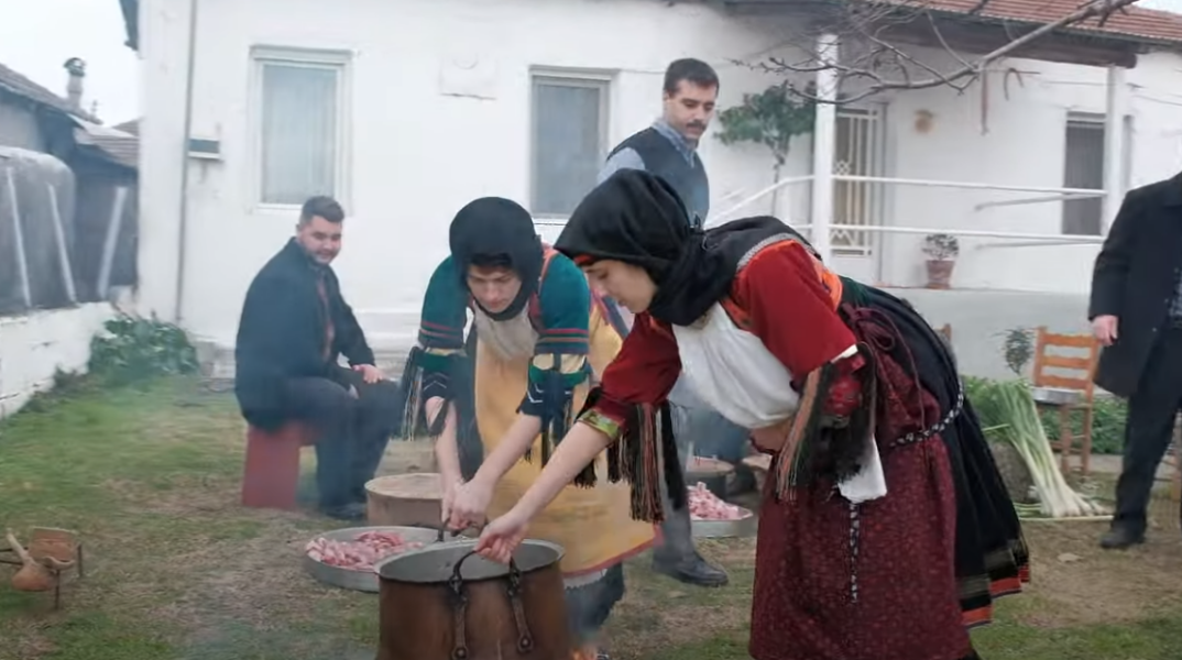 Στιγμιότυπο από την αναβίωση του εθίμου της γουρνοχαράς σε χωριό της Καρδίτσας