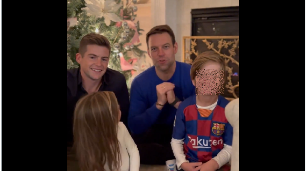 Ο Στέφανος Κασσελάκης μαζί με τον σύζυγό του, Τάιλερ και τα ανίψια του