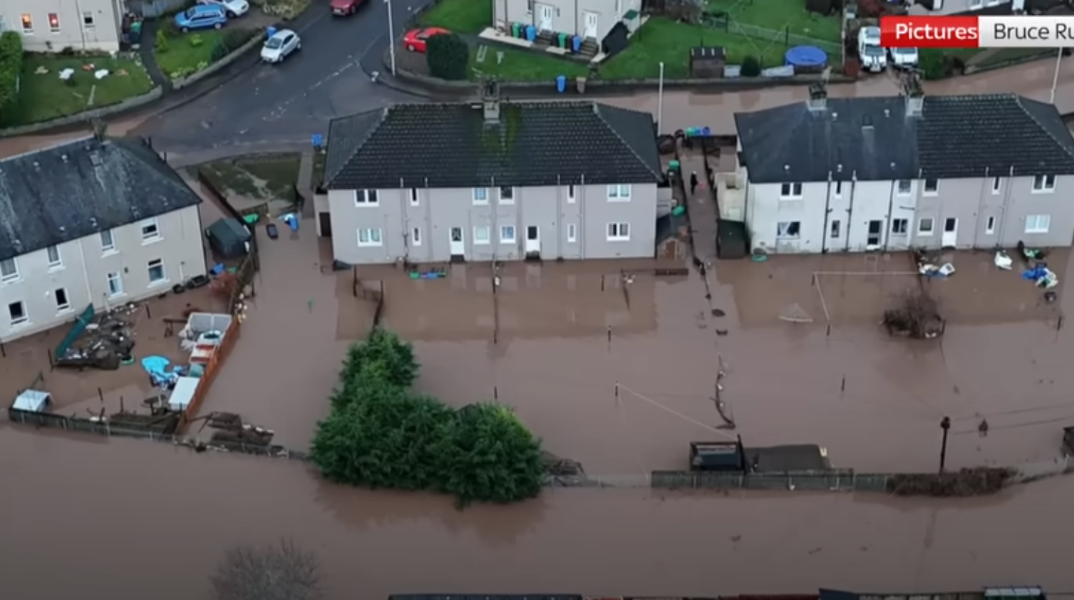 Πλημμυρισμένοι δρόμοι και ζημιές σε σπίτια από το πέρασμα της κακοκαιρίας Gerrit από περιοχές της Βρετανίας