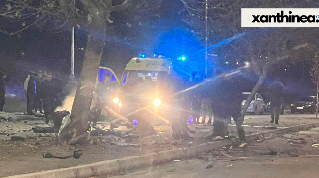 Συντρίμμια από τη σφοδρή σύγκρουση αυτοκινήτου σε δέντρο στην Ξάνθη - Νεκρός ο 18χρονος οδηγός