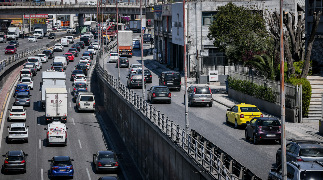 Κίνηση σε δρόμο της Αθήνας και αυτοκίνητα που σχηματίζουν ουρές