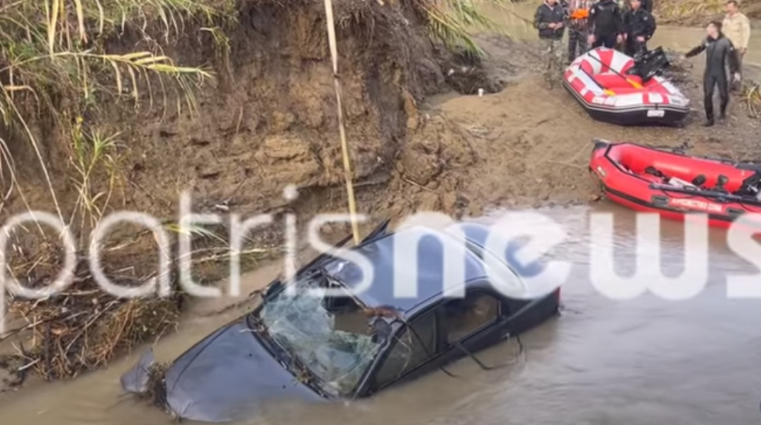 Η στιγμή της ανάσυρσης του αυτοκινήτου που παρασύρθηκε μαζί με τους επιβάτες του από χείμαρρο στο Πλουτοχώρι Ηλείας