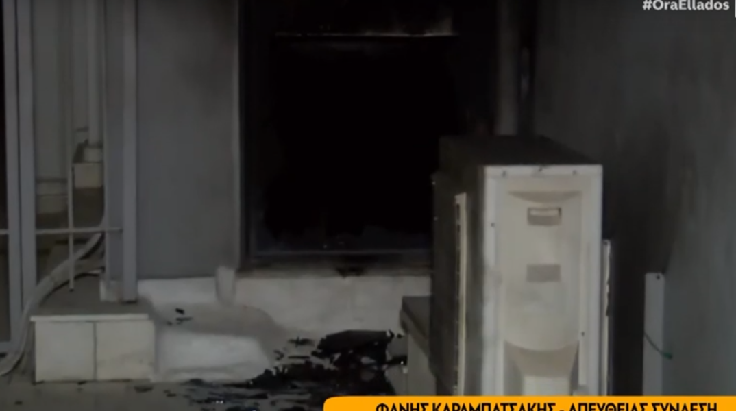 Σημάδια και μικρές υλικές ζημιές μετά την έκρηξη έξω από τα γραφεία ναυτιλιακής εταιρείας στον Πειραιά